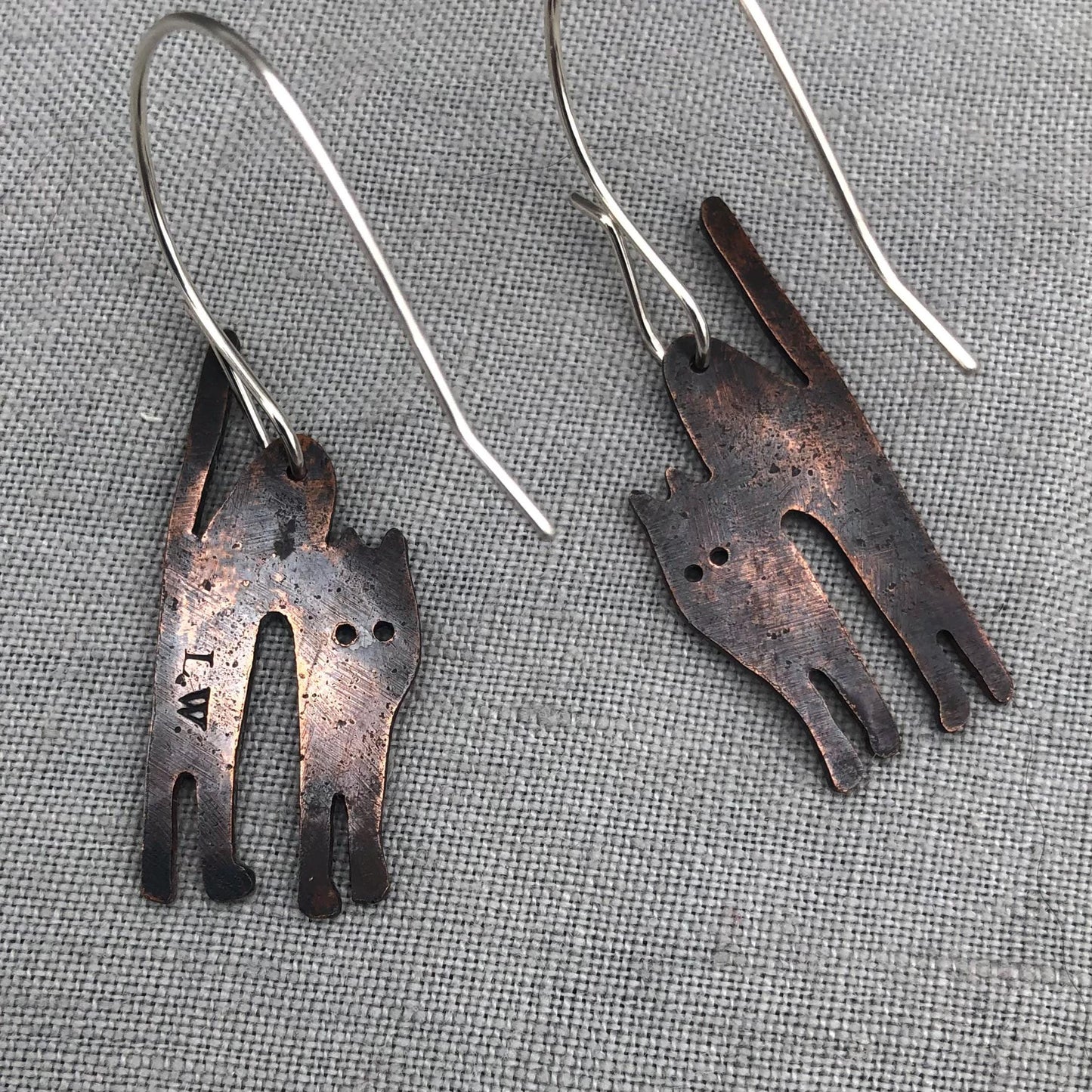 Spooky cat earrings in blackened, hammered copper // Halloween cat earrings // Scaredy cat earrings