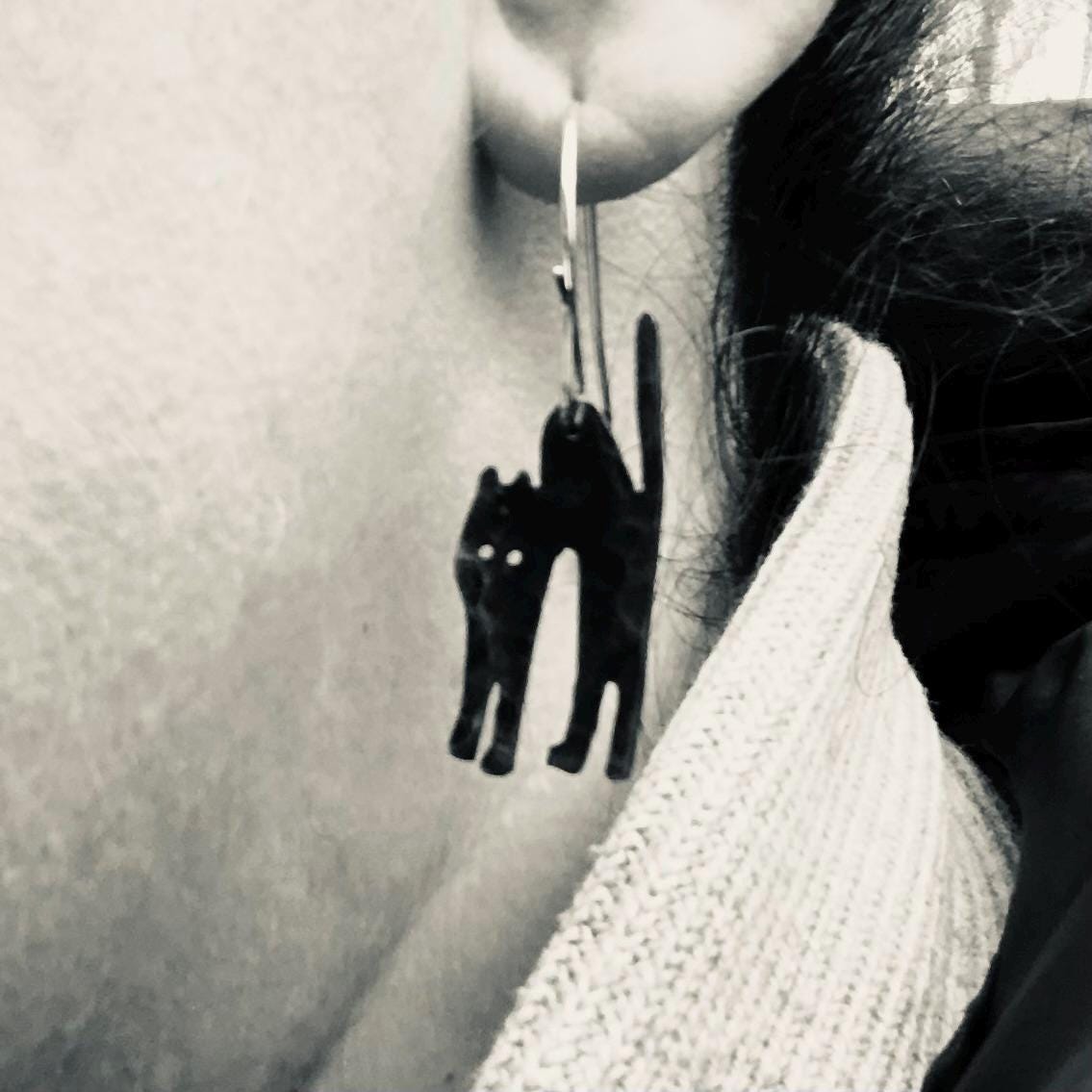 Spooky cat earrings in blackened, hammered copper // Halloween cat earrings // Scaredy cat earrings