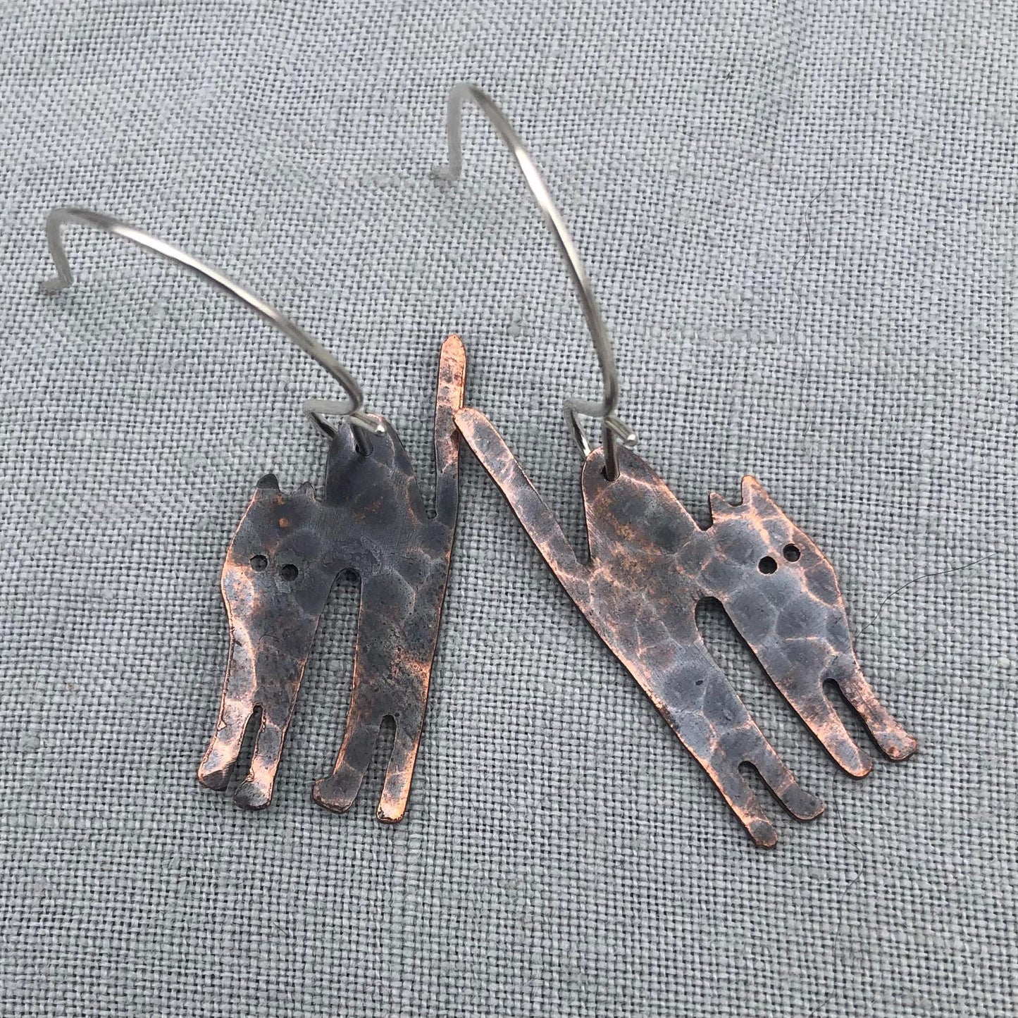Spooky cat earrings in blackened, hammered copper // Halloween cat earrings // Scaredy cat earrings
