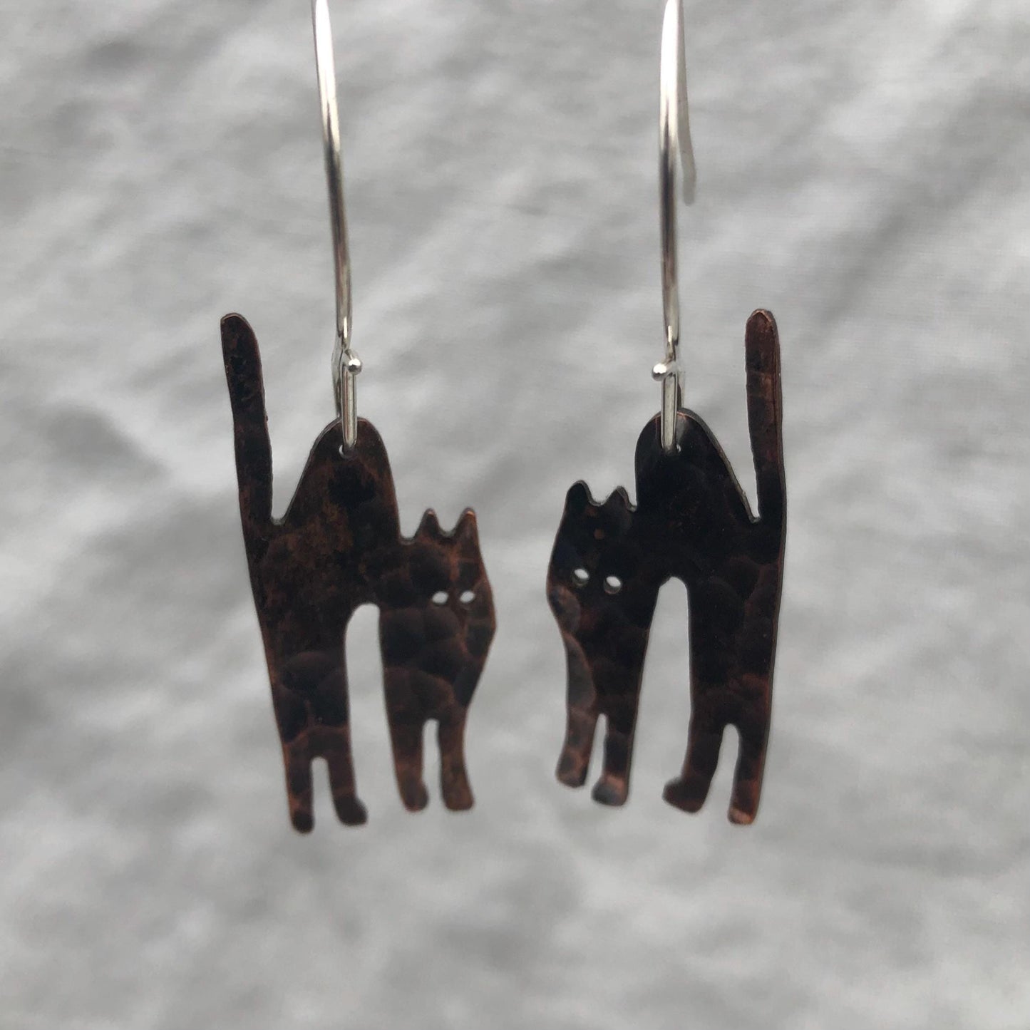 Spooky cat earrings in blackened, hammered copper // Halloween cat earrings // Scaredy cat earrings