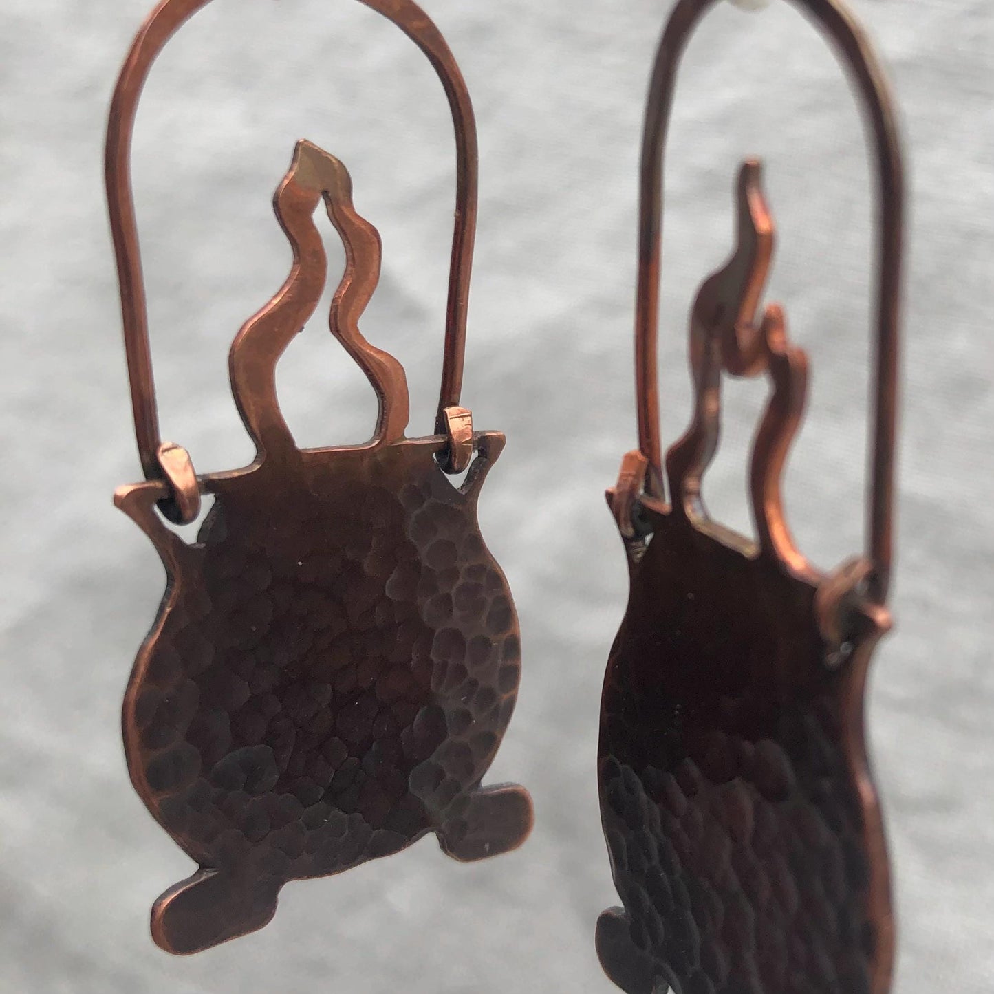 Cauldron earrings in hammered copper // Witch earrings // Halloween earrings