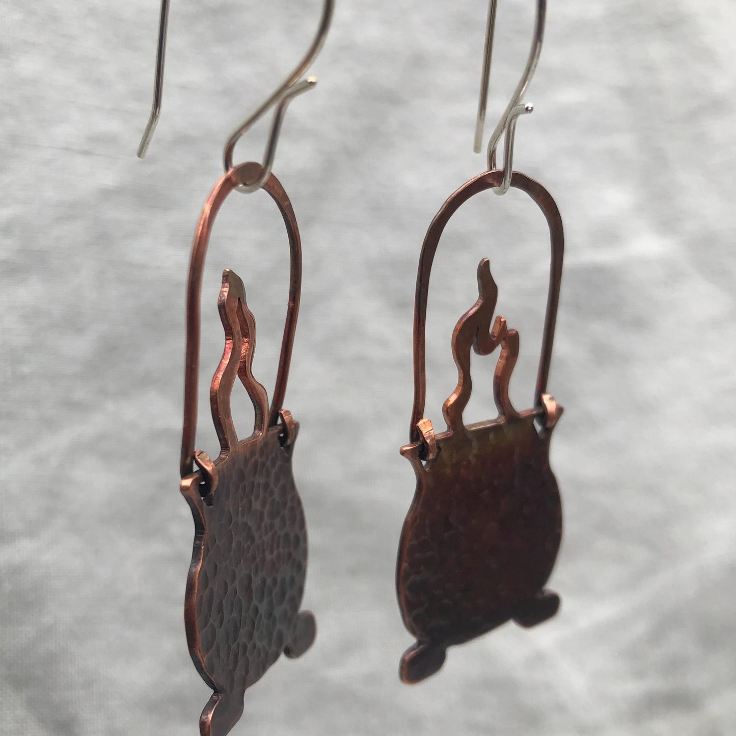 Cauldron earrings in hammered copper // Witch earrings // Halloween earrings