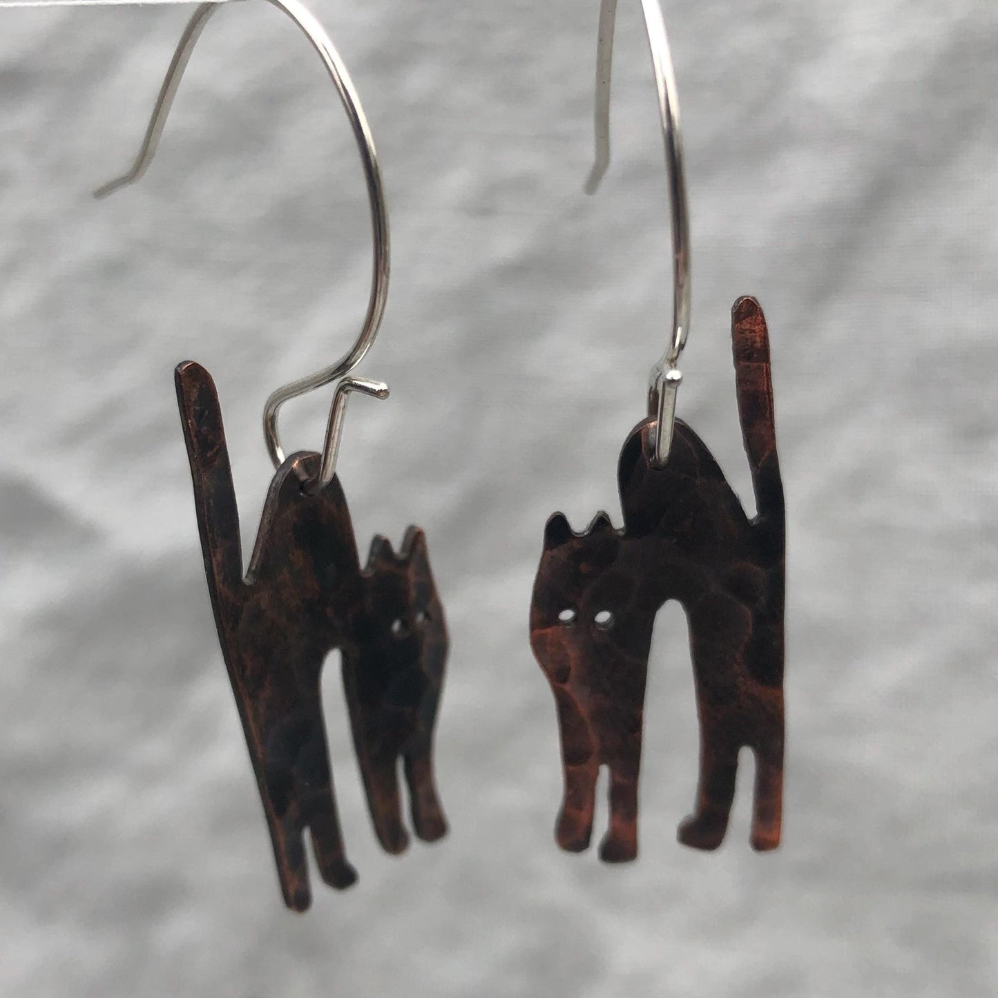 Spooky cat earrings in blackened, hammered copper // Halloween cat earrings // Scaredy cat earrings