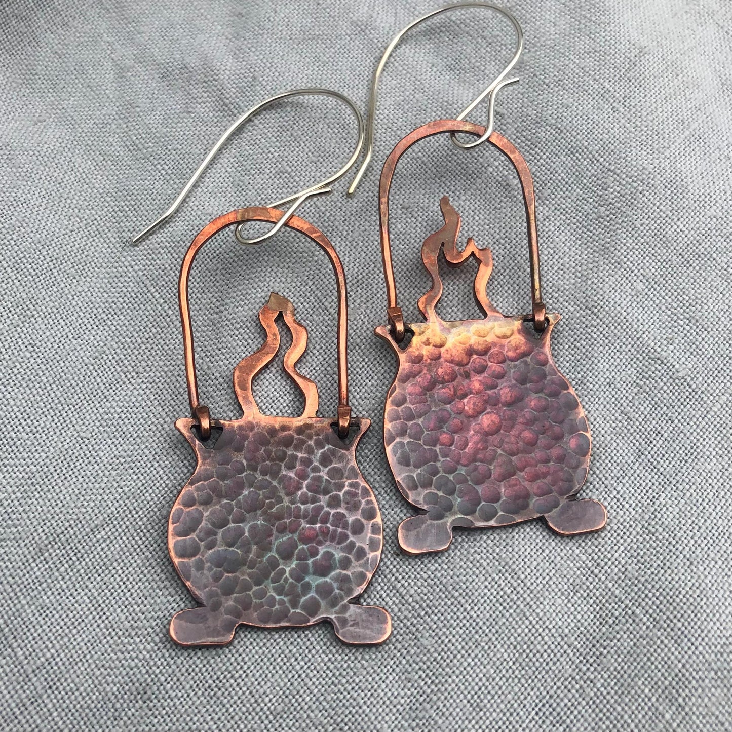 Cauldron earrings in hammered copper // Witch earrings // Halloween earrings