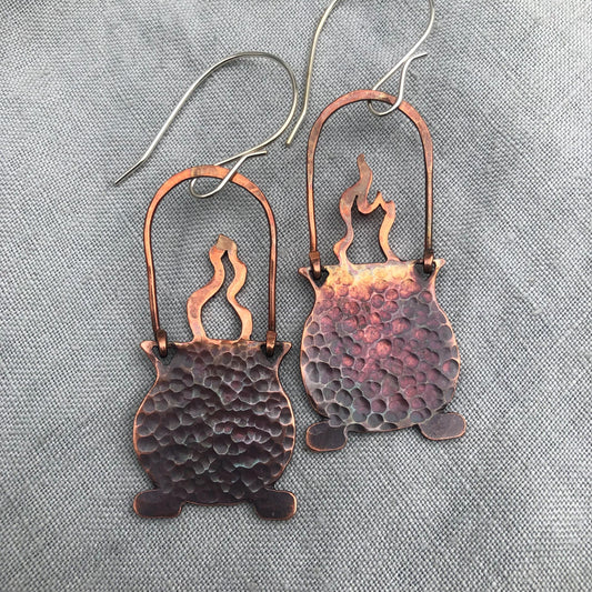 Cauldron earrings in hammered copper // Witch earrings // Halloween earrings