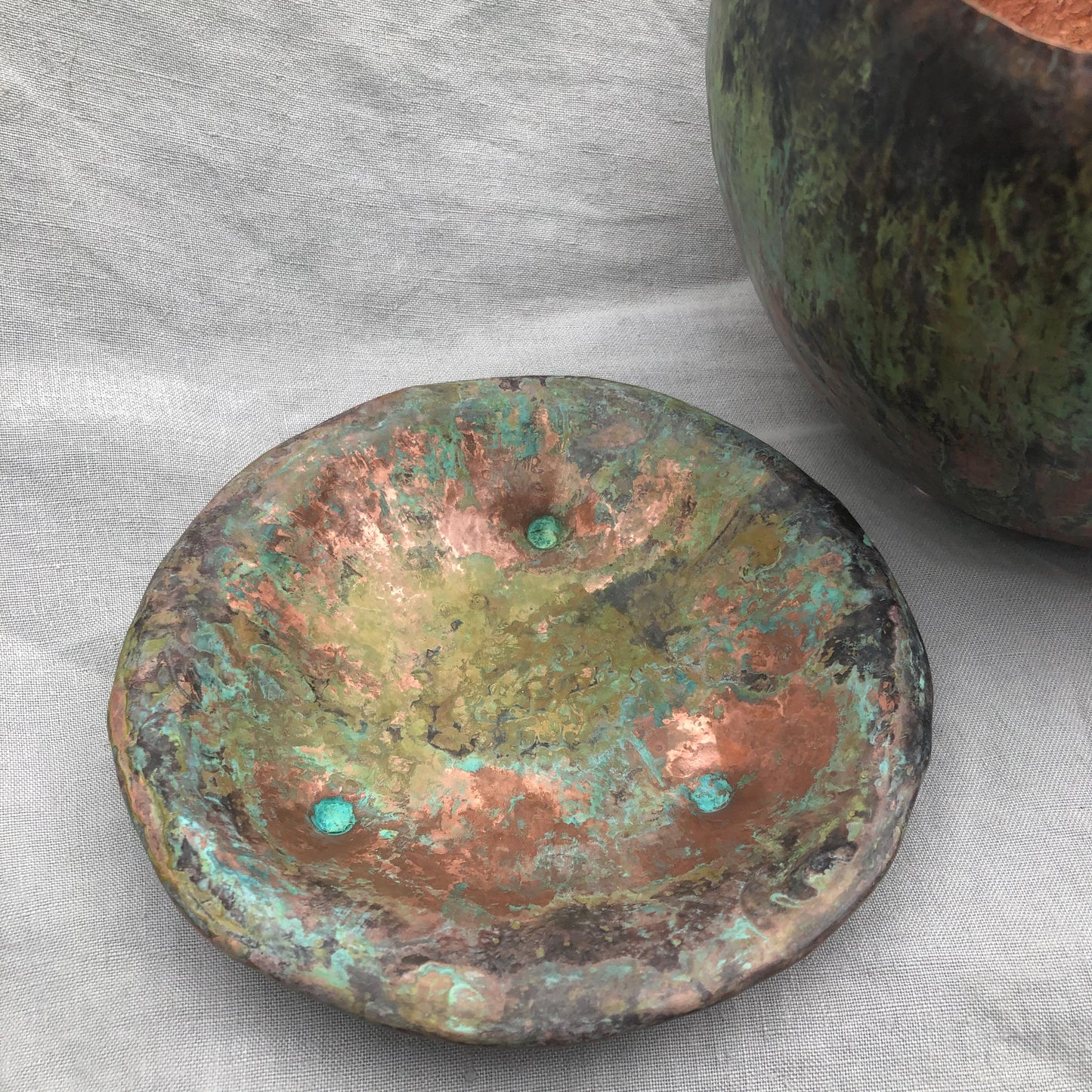 Hammered copper jardiniere with saucer // Verdigris patina planter