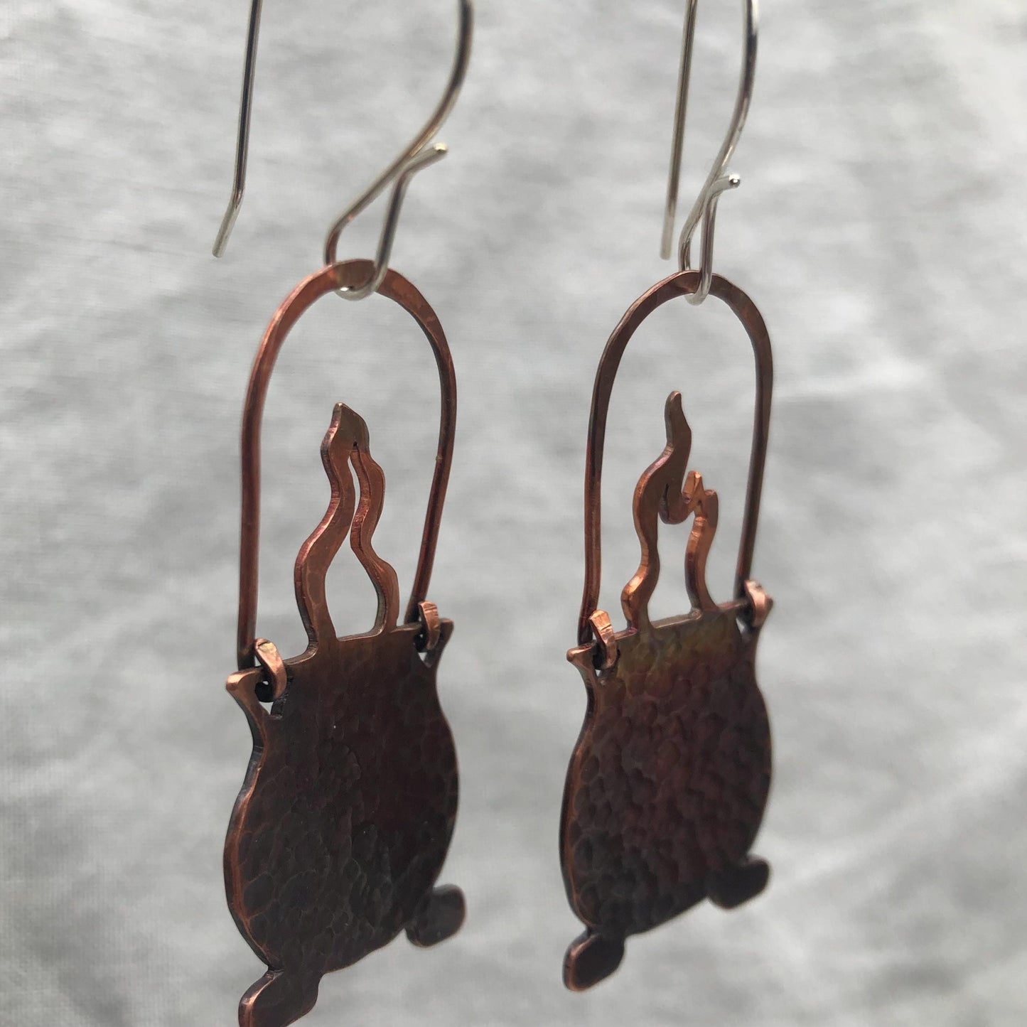 Cauldron earrings in hammered copper // Witch earrings // Halloween earrings