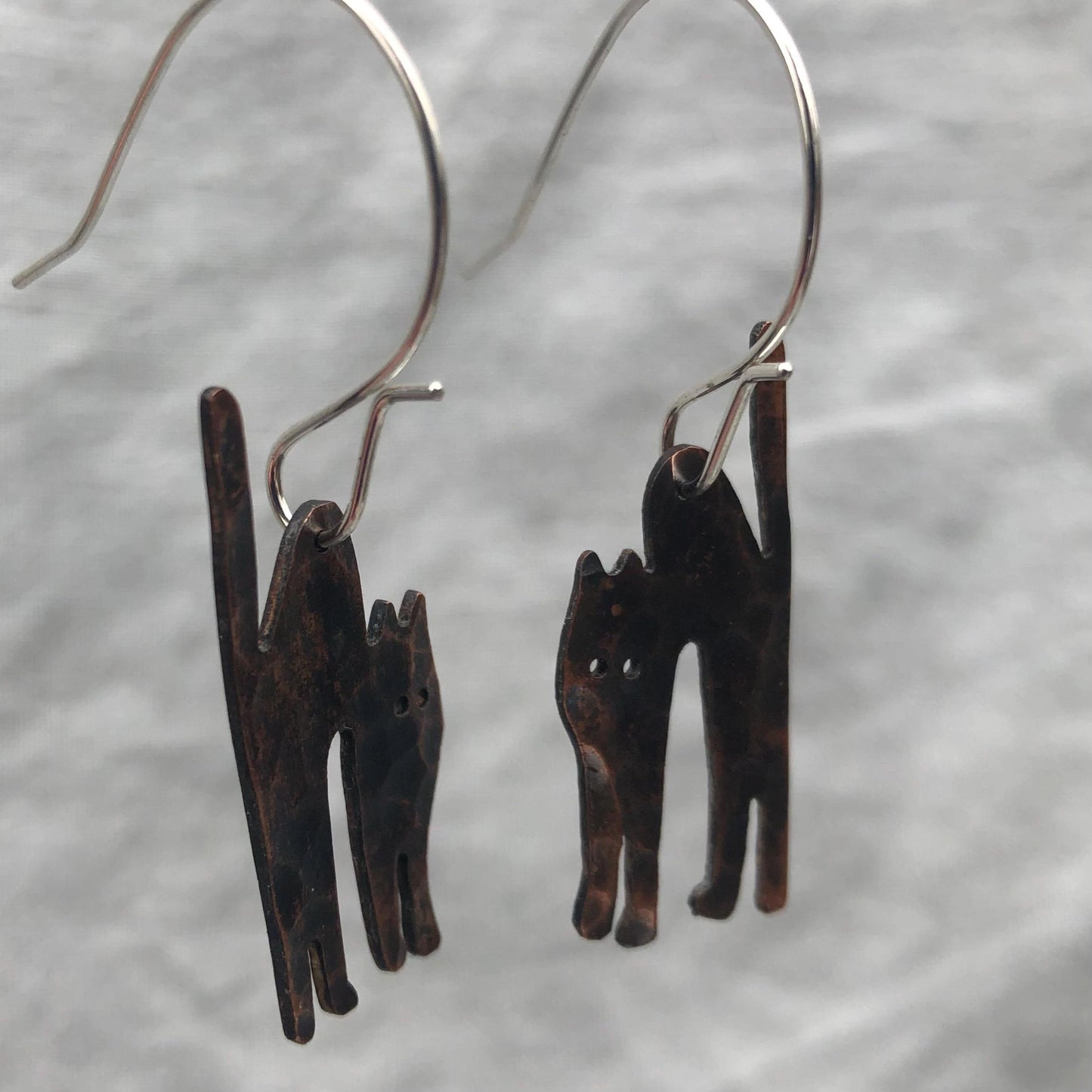 Spooky cat earrings in blackened, hammered copper // Halloween cat earrings // Scaredy cat earrings