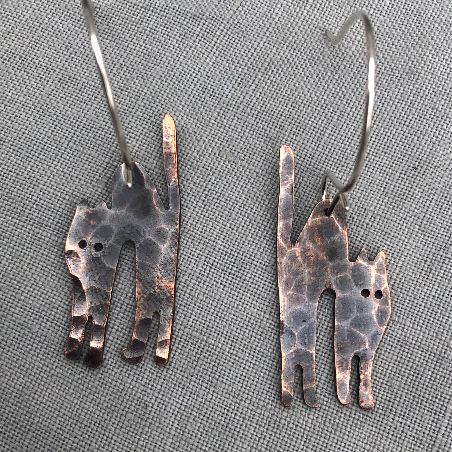 Spooky cat earrings in blackened, hammered copper // Halloween cat earrings // Scaredy cat earrings