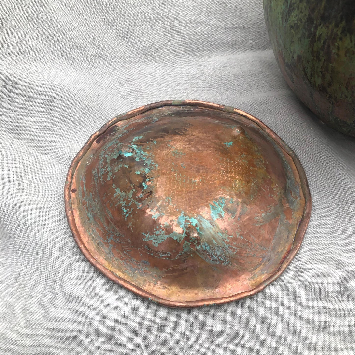 Hammered copper jardiniere with saucer // Verdigris patina planter