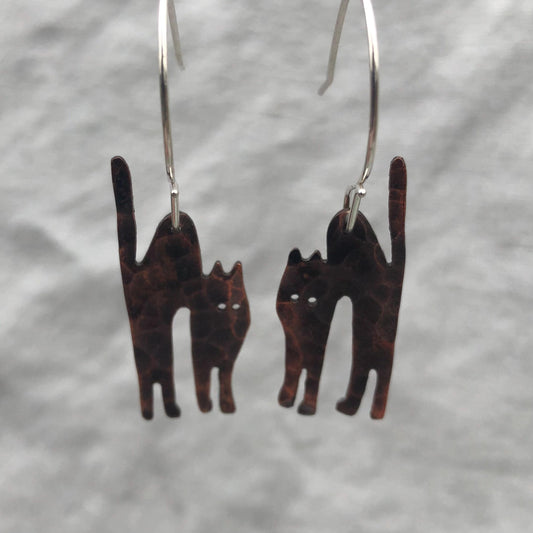 Spooky cat earrings in blackened, hammered copper // Halloween cat earrings // Scaredy cat earrings