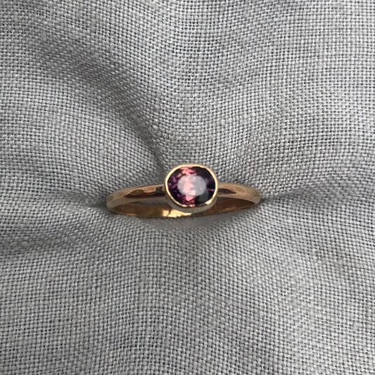 Purple-orange sapphire ring in solid 14 karat gold, U.S. size 7