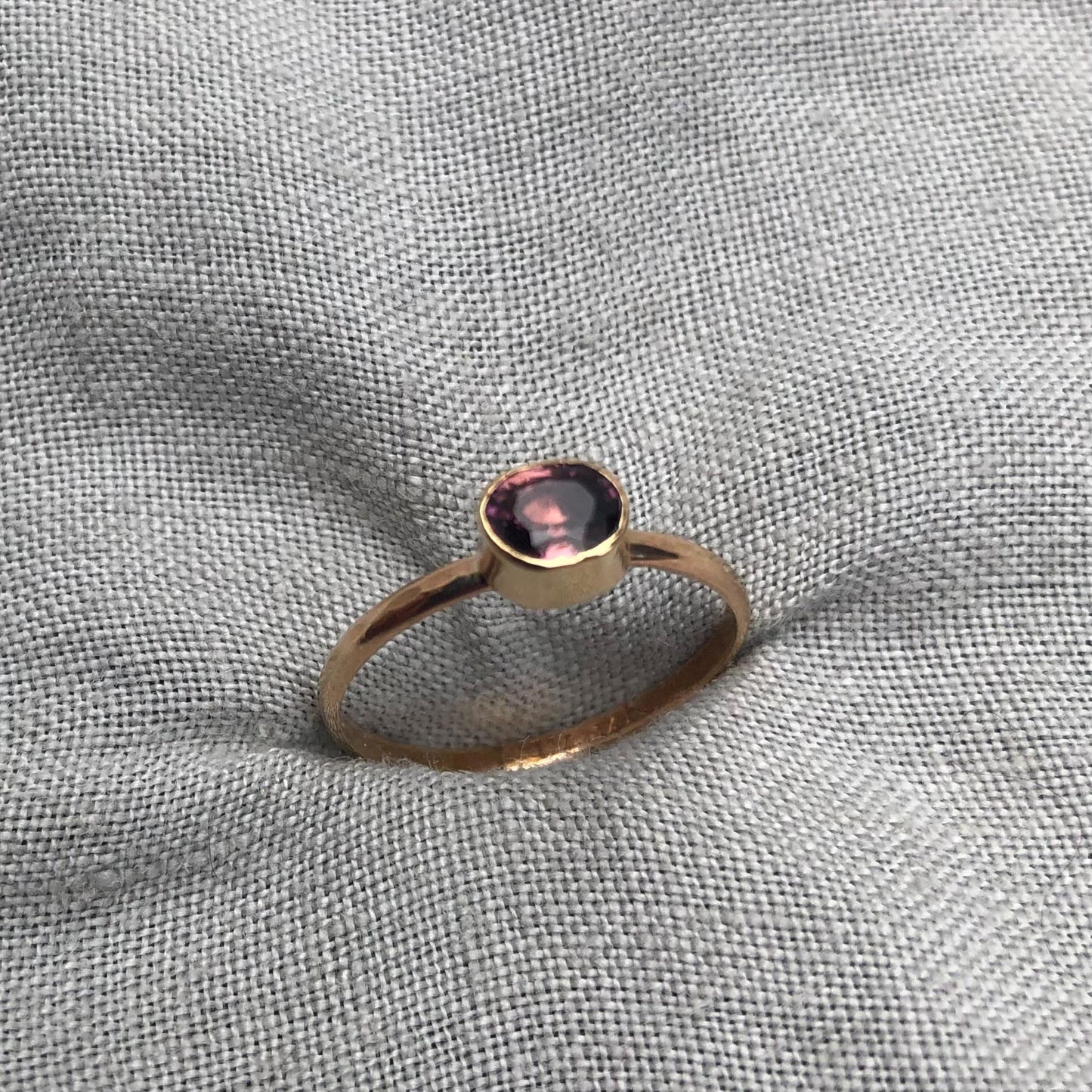 Purple-orange sapphire ring in solid 14 karat gold, U.S. size 7