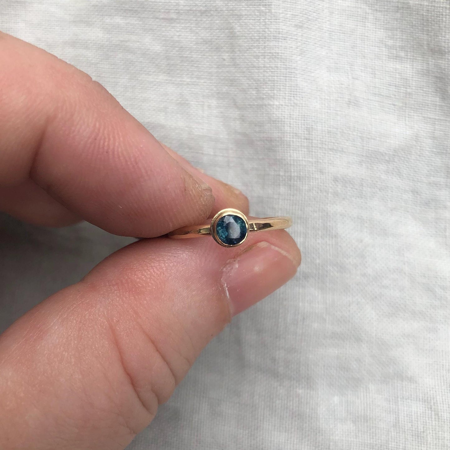 Natural blue sapphire ring in solid 14 karat yellow gold, U.S. size 6