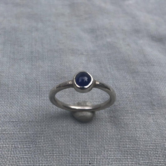 Natural earth-mined sapphire cabochon ring in argentium sterling silver // U.S. size 5 1/2