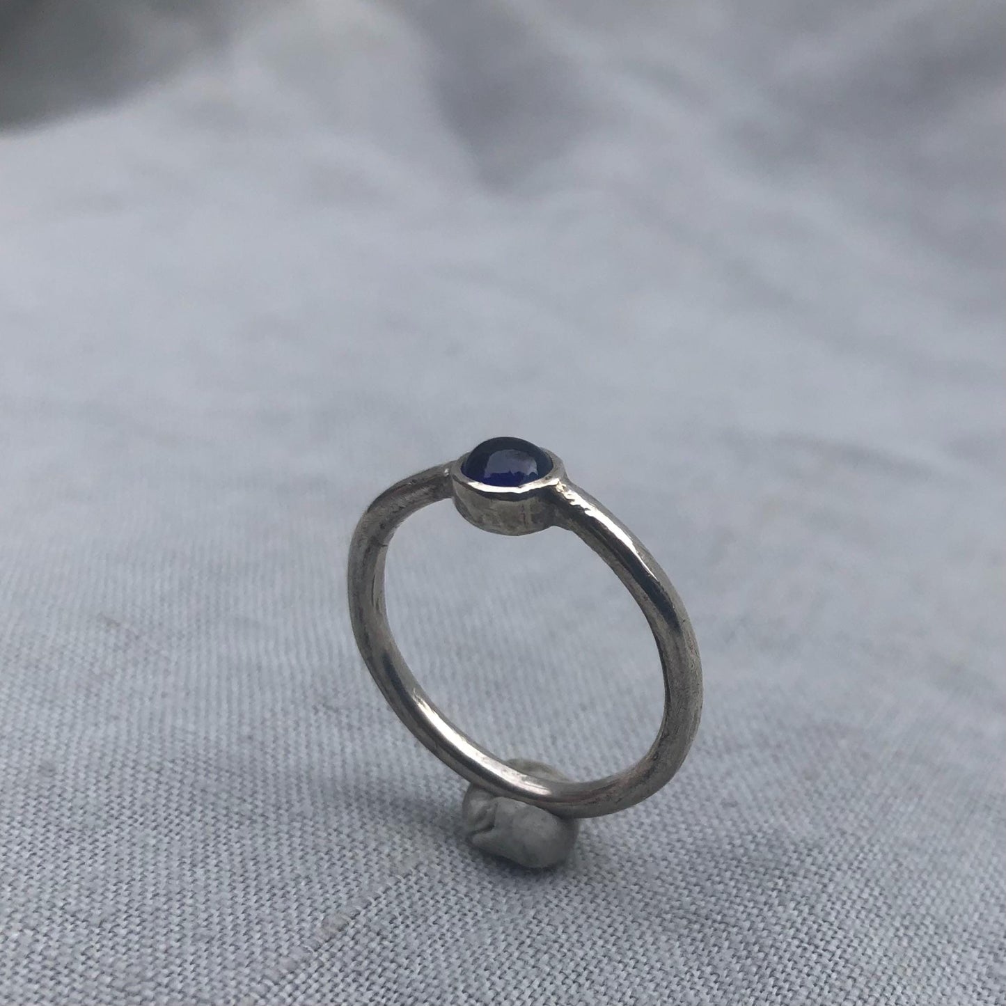 Natural earth-mined sapphire cabochon ring in argentium sterling silver // U.S. size 7 1/4