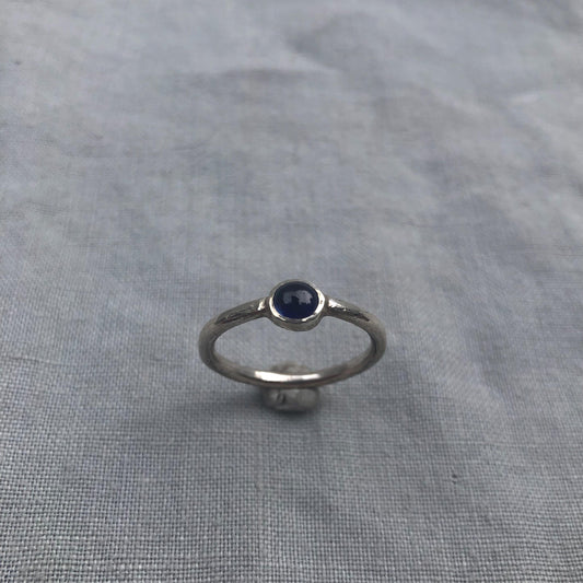 Natural earth-mined sapphire cabochon ring in argentium sterling silver // U.S. size 7 1/4