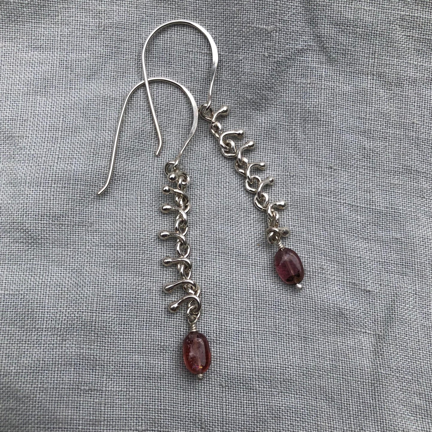 Spine earrings in argentium sterling silver with pink tourmaline // Kinetic sculptural pink tourmaline earrings // Handmade chain earrings