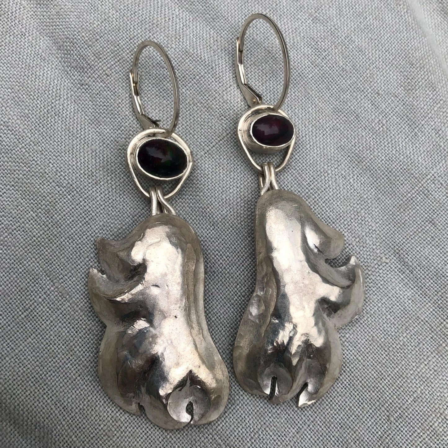 Black opal statement earrings in argentium sterling silver // Modular black opal earrings // Chasing and repoussé earrings