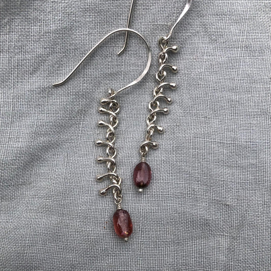 Spine earrings in argentium sterling silver with pink tourmaline // Kinetic sculptural pink tourmaline earrings // Handmade chain earrings