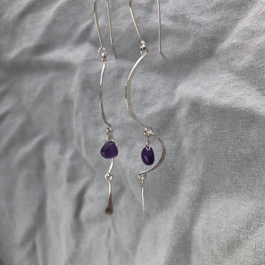 S-curve earrings in argentium sterling silver with amethyst