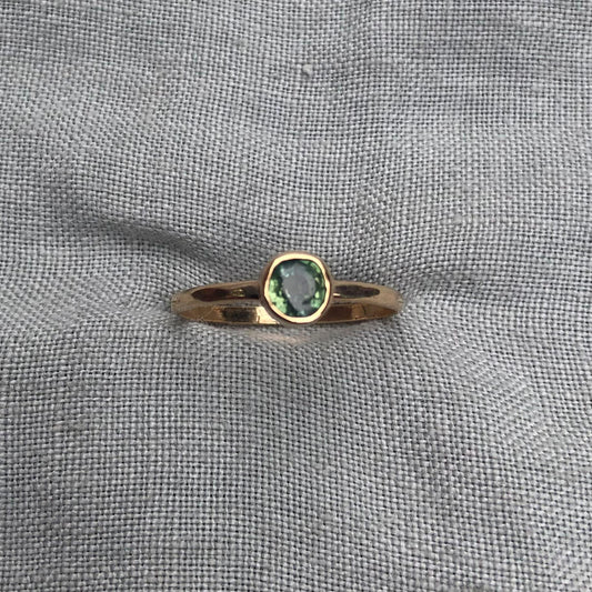Natural green sapphire ring in solid 14 karat yellow gold, U.S. size 7