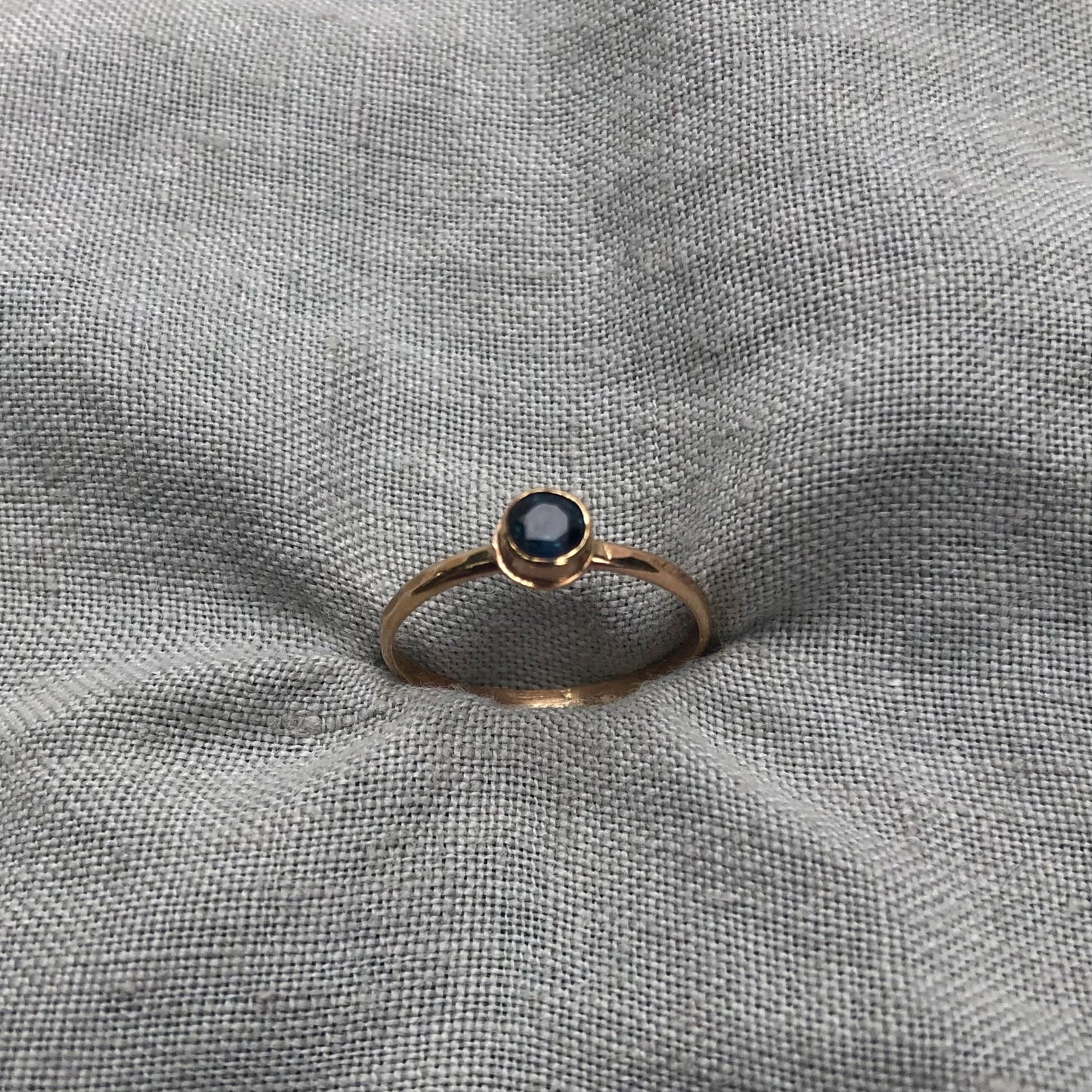 Natural blue sapphire ring in solid 14 karat yellow gold, U.S. size 6