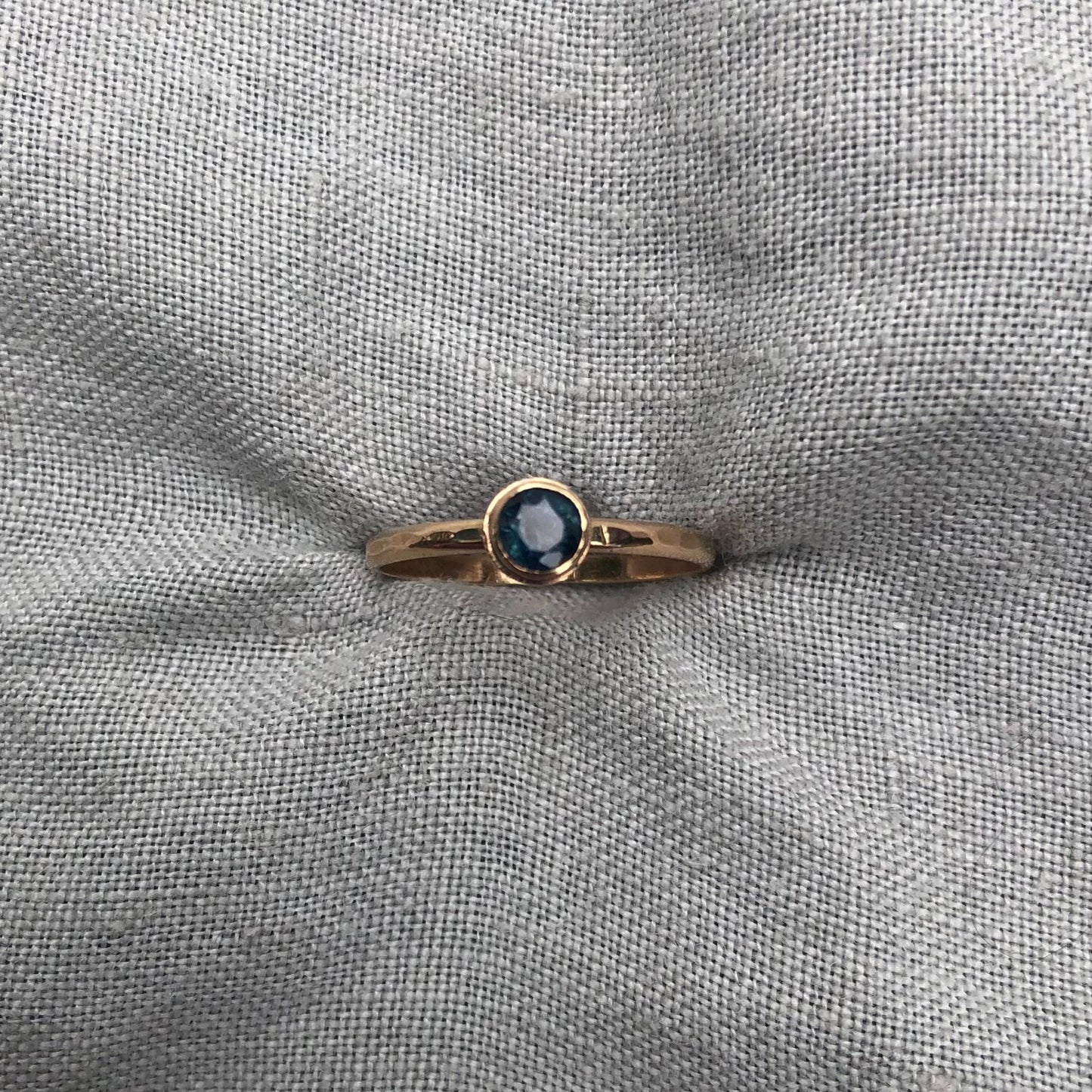 Natural blue sapphire ring in solid 14 karat yellow gold, U.S. size 6