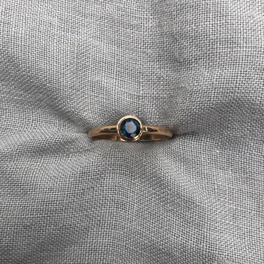 Natural blue sapphire ring in solid 14 karat yellow gold, U.S. size 6