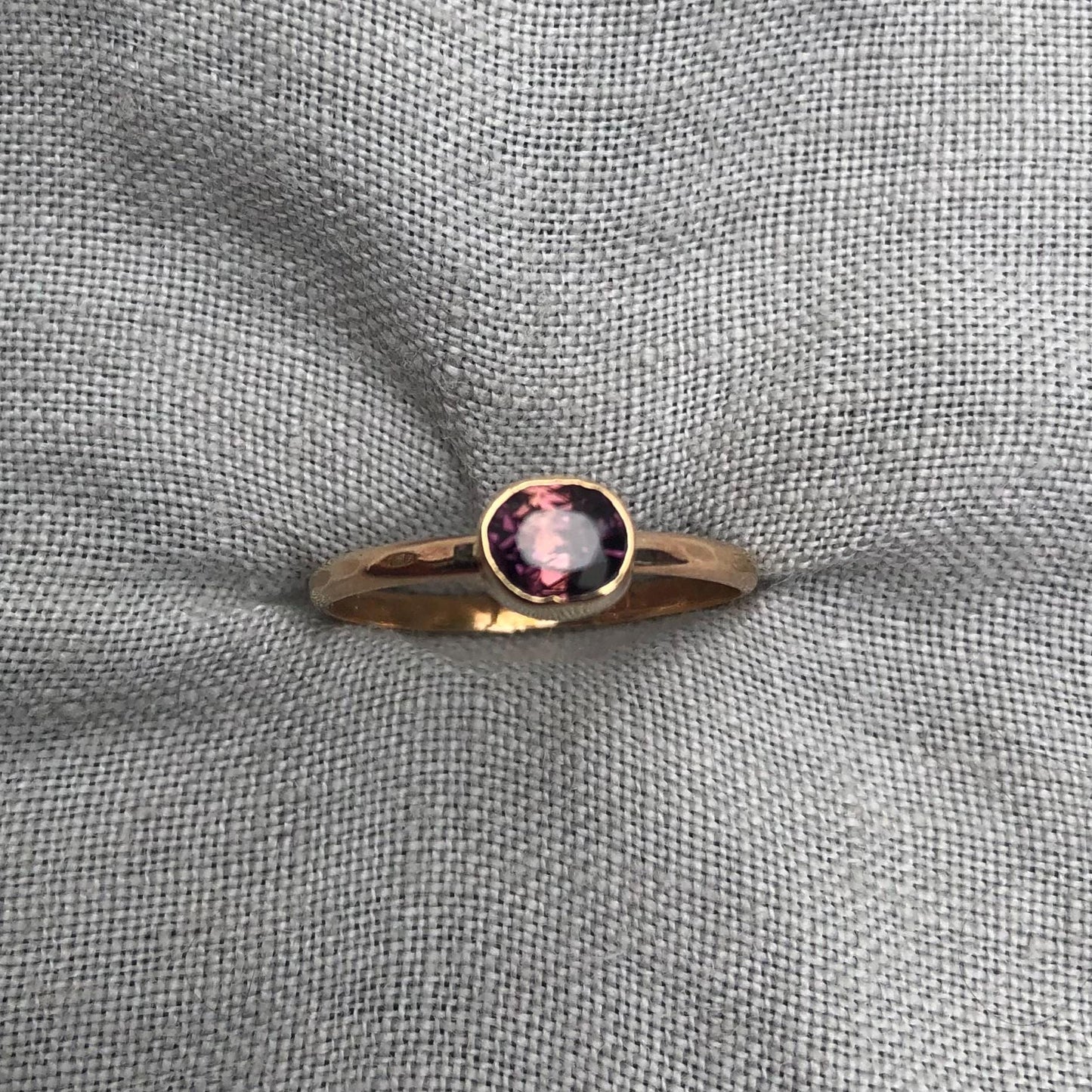 Purple-orange sapphire ring in solid 14 karat gold, U.S. size 7
