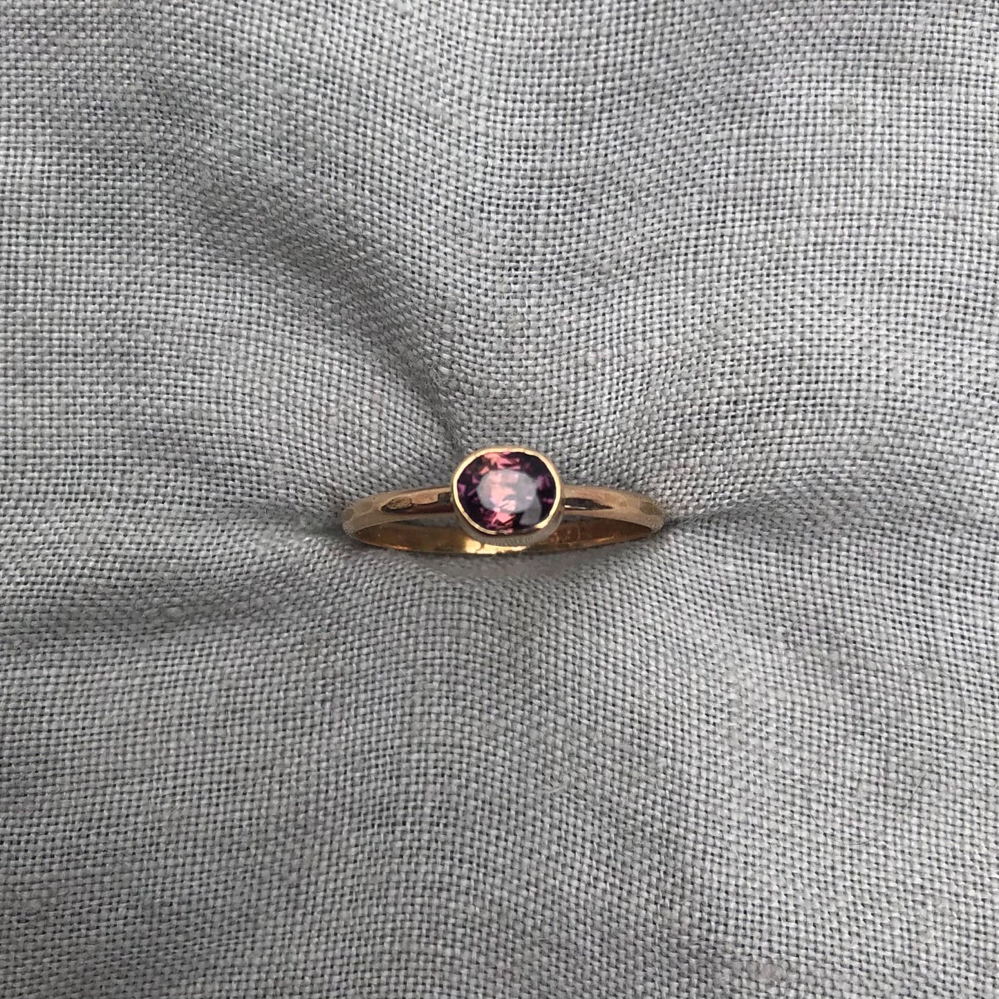 Purple-orange sapphire ring in solid 14 karat gold, U.S. size 7