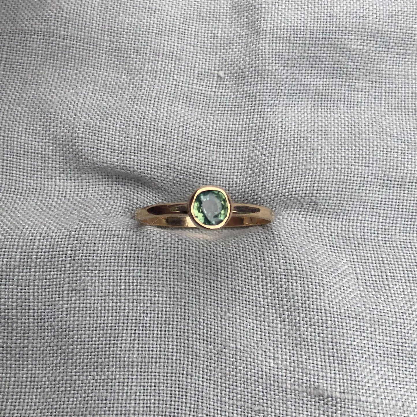 Natural green sapphire ring in solid 14 karat yellow gold, U.S. size 7