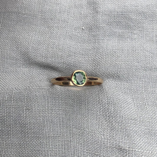 Natural green sapphire ring in solid 14 karat yellow gold, U.S. size 7