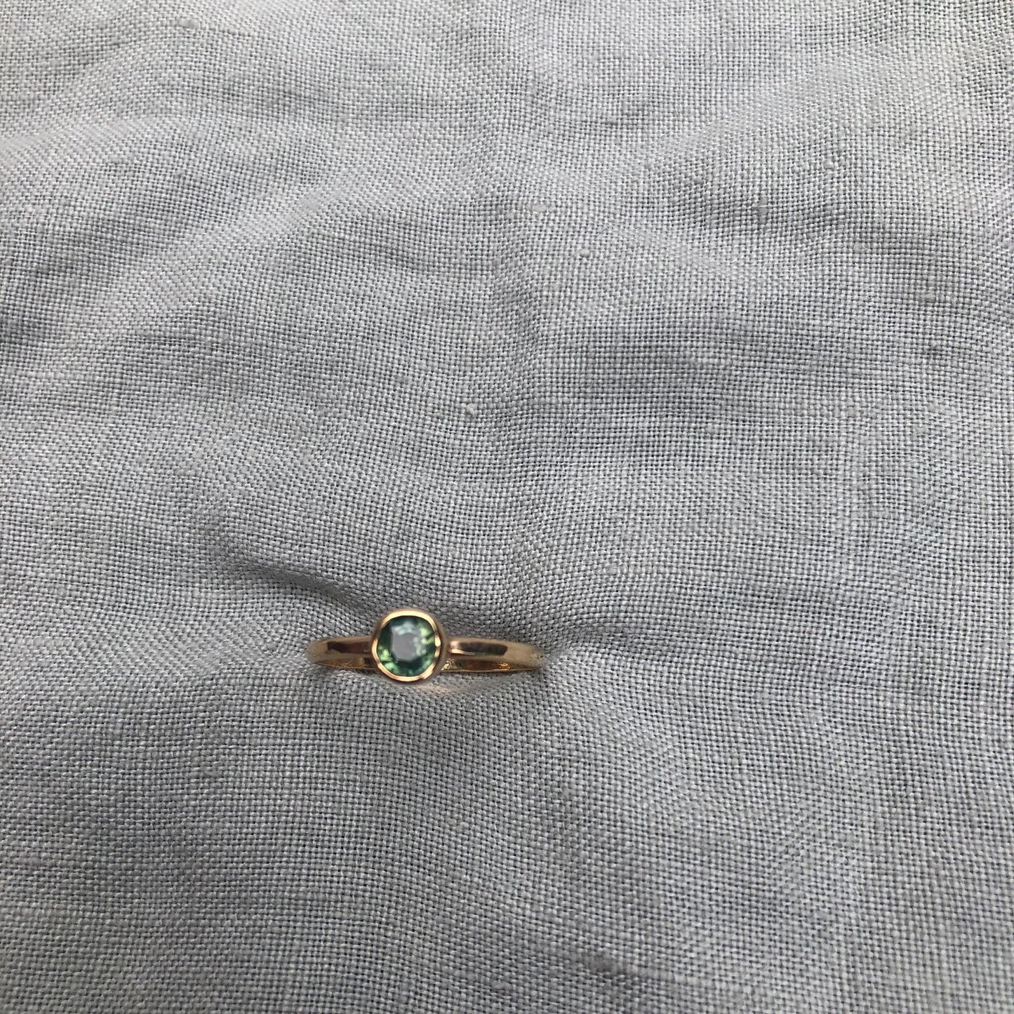 Natural green sapphire ring in solid 14 karat yellow gold, U.S. size 7