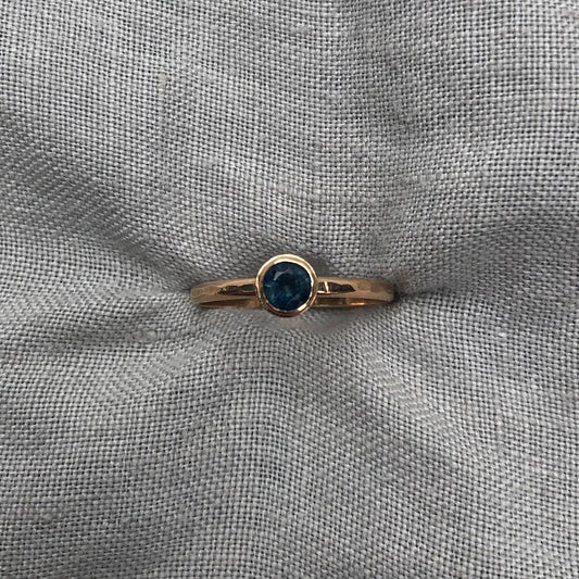 Natural blue sapphire ring in solid 14 karat yellow gold, U.S. size 6