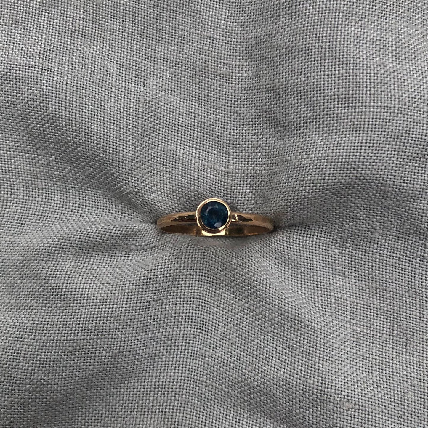 Natural blue sapphire ring in solid 14 karat yellow gold, U.S. size 6