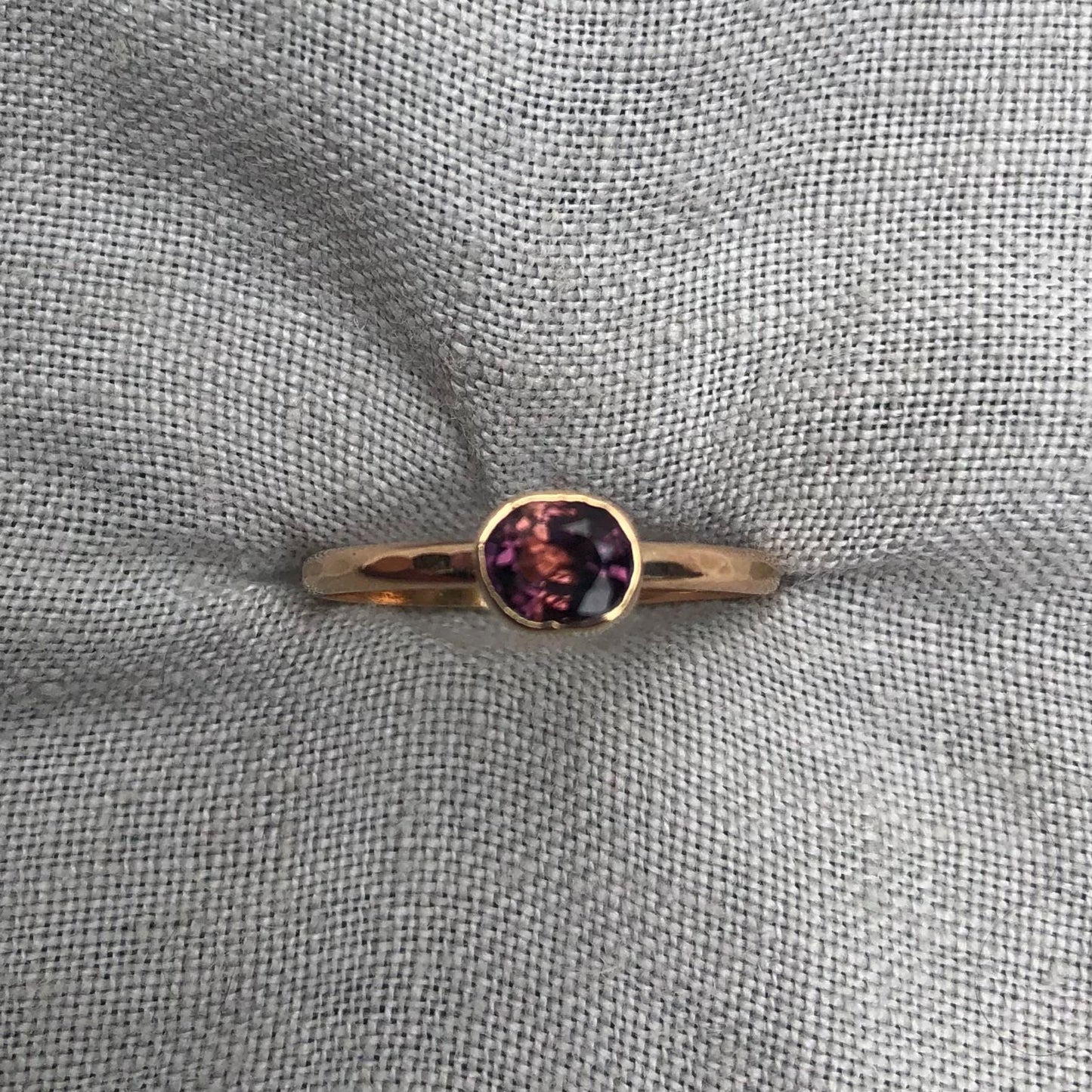 Purple-orange sapphire ring in solid 14 karat gold, U.S. size 7