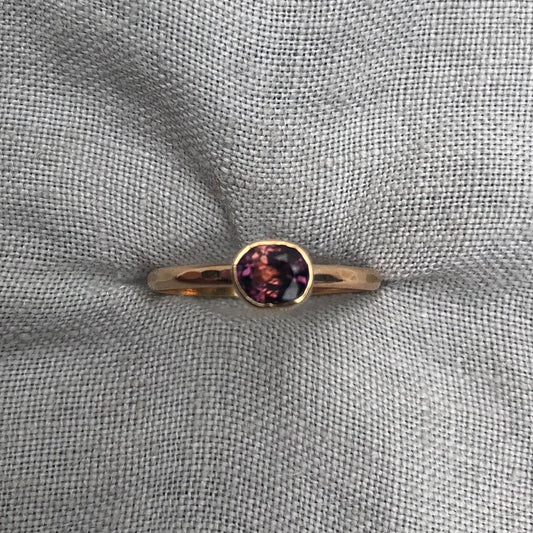 Purple-orange sapphire ring in solid 14 karat gold, U.S. size 7