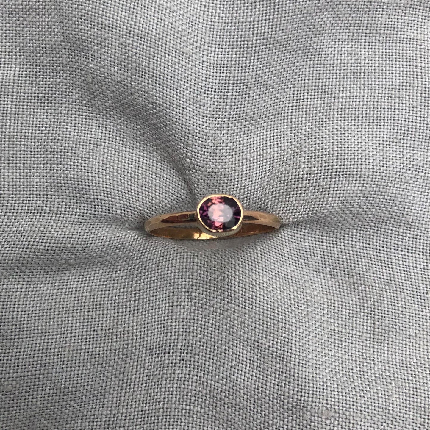 Purple-orange sapphire ring in solid 14 karat gold, U.S. size 7